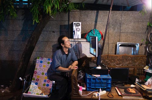 klong-thom-vinyl-street-seller