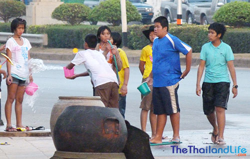 songkran water fight