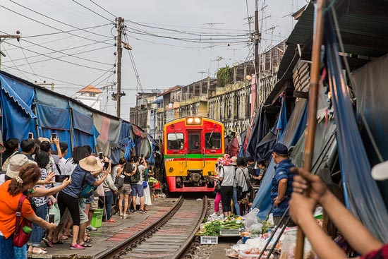 Maeklong-Railway-Market