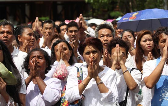 thai-people-praying