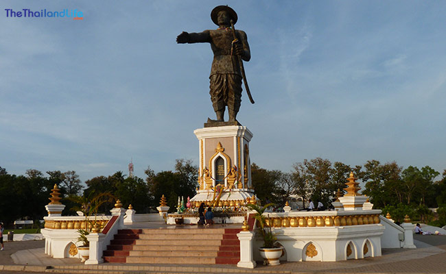 statue-of-king-anouvong-laos