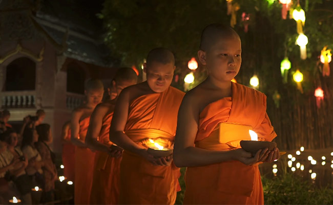 monk-in-chiang-mai-loy-krathong